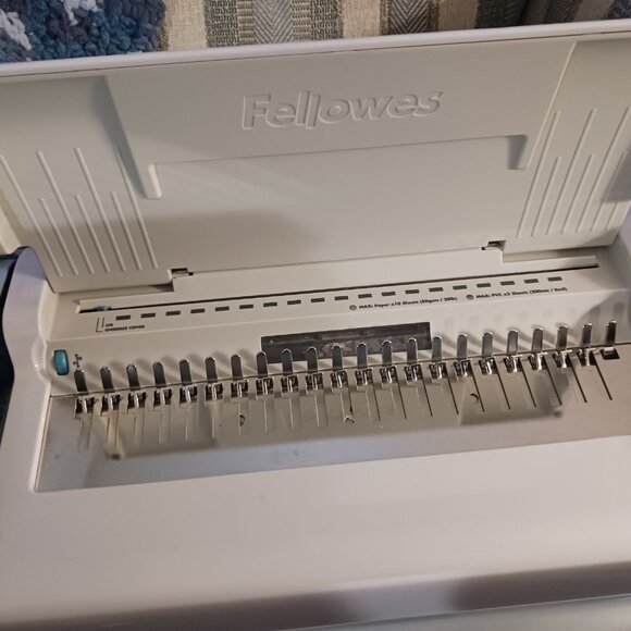 Fellowes Star 150 Manual Comb Binding Machine - Picture 3 of 7